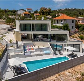 4 bedroom villa with heated pool and sea view in Vinišće, sleeps 8